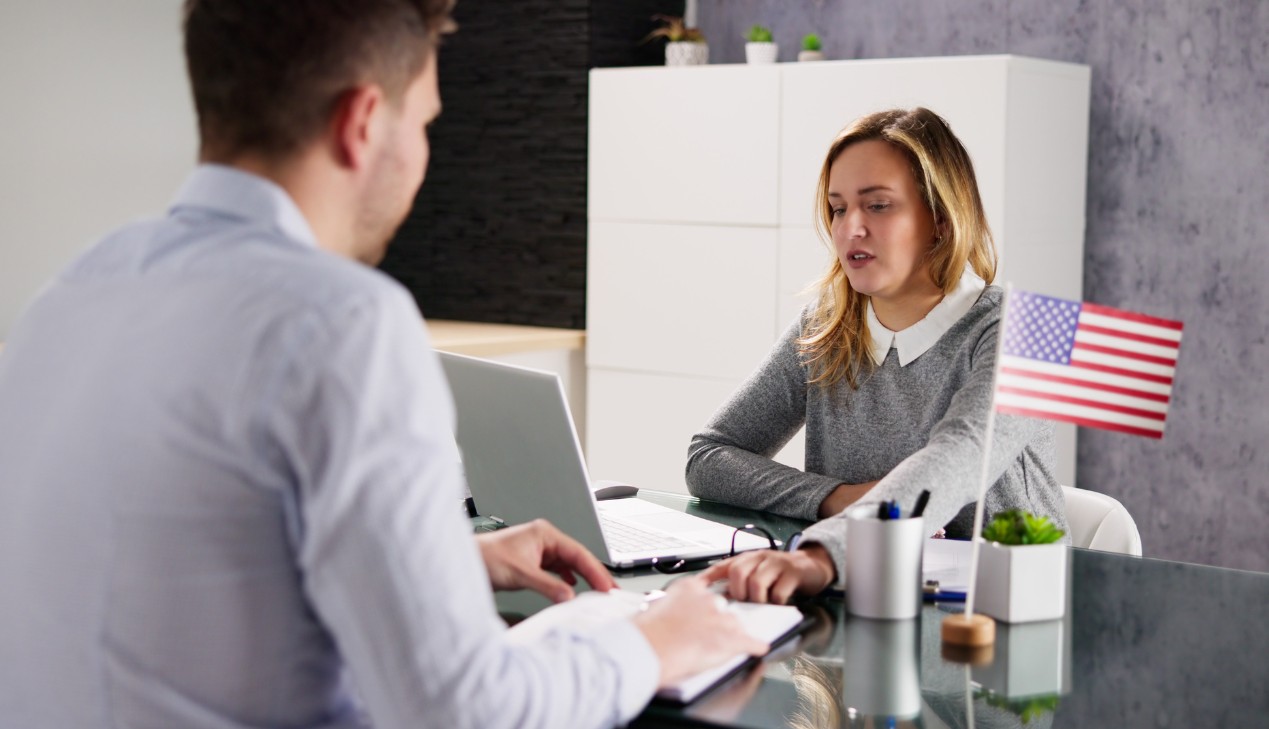 Tìm kiếm sự hỗ trợ chuyên nghiệp từ luật sư di trú